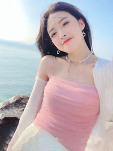 淡粉色吊带背心