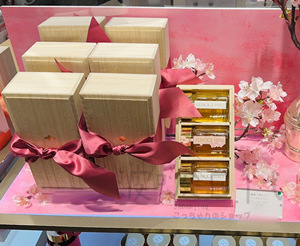 现货 日本HACCI老铺蜂蜜 樱花/甜橙金合欢三瓶木质礼盒