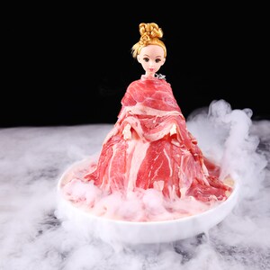 60佳珍1075674317淘宝芭比美女娃娃肥牛火锅涮肉裹卷牛羊肉摆盘特色