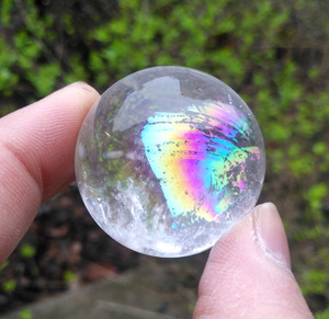 0天然白水晶七彩光球摆件有冰裂棉絮矿坑直径3.5-5厘米实物图