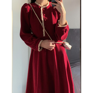 蕾丝连衣裙裸色