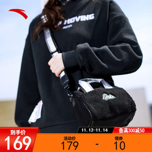 安踏运动潮流斜挎包2021新款羊羔绒时尚单肩小背包拎包192148130