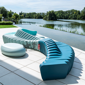 新款玻璃钢条纹款异形商场拼接长椅定制款户外扭曲时尚美陈广场椅