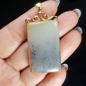 纯天然俄料和田玉18k金镶嵌青花籽料方牌玉吊坠挂件女款带证书