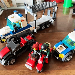 适用于乐高积木城市系列60143 抢劫汽车运输车警察犯人拼插玩具男