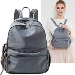 双肩软布背包轻便