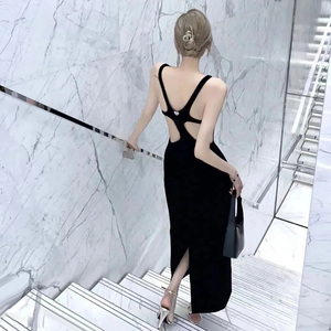性感大露背开叉吊带连衣裙22早春新款轻熟御姐修身显瘦包臀小黑裙