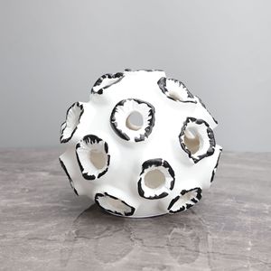现代简约黑白镂空球树脂摆件样板房售楼部家居玄关客厅创意装饰品