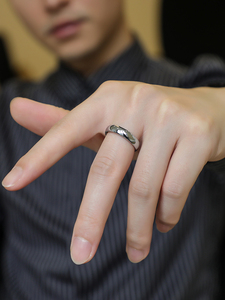飒雅男士戒指银简约单身素圈戒子潮男钨钢乌金尾戒指环女情侣饰品