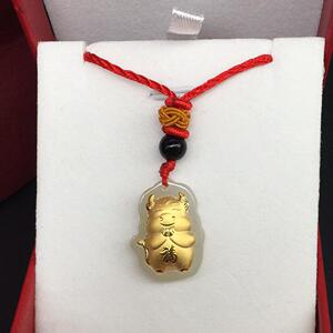 周大福星金镶玉福字拜金牛吊坠足金十二生肖牛年挂件金店活动礼品