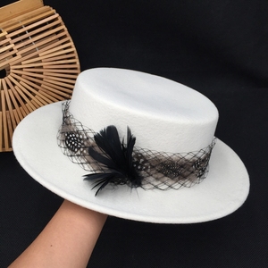 秋冬法式复古羊毛呢白色女王女神羽毛网纱平顶平檐礼帽子英伦短檐