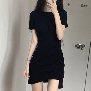 小个子赫本风高级感小黑裙2024夏季褶皱设计不对称黑色包臀连衣裙