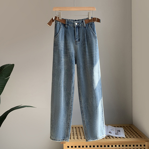 浅色直筒运动裤