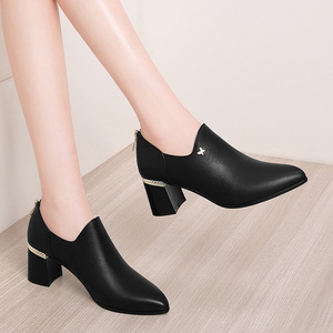 女士皮鞋半高跟中年妈妈春秋季真皮中跟气质优雅单鞋软面软底粗跟