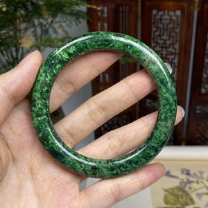 57藓加绿辣色圆条手镯 天然翡翠a货  玥琳琅