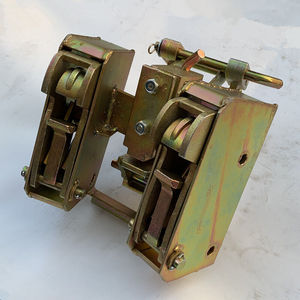 促销鼎欣叉车油桶夹具重型吊卸抓手器抱双桶四鹰嘴钳铁塑通用加厚