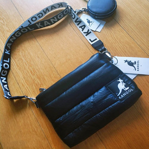 hm kangol袋鼠联名限量款女包时尚百搭黑色漆皮斜跨单肩包0939503