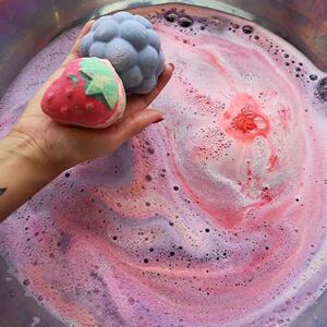 现货lush岚舒黑莓气泡弹泡澡球沐浴球滋润网红抖音精油