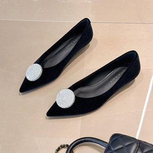 2024年秋季新款尖头平底黑色单鞋女士通勤纯色浅口水钻绒面办公室