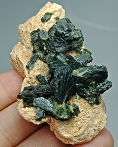 绿帘石晶簇巴基斯坦产稀有矿物原石标本晶体宝石之国
