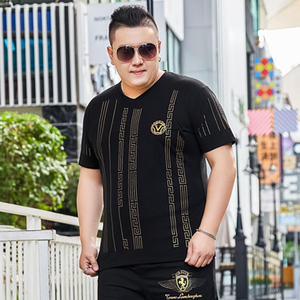 胖子v领t恤男士印花加宽加肥竖条纹小众短袖肥胖轻奢穿搭显瘦体恤