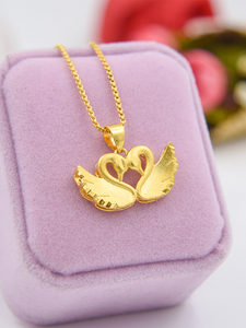 老凤祥和正品磨砂天鹅吊坠女百搭锁骨链水波链仿黄金沙金项坠套装