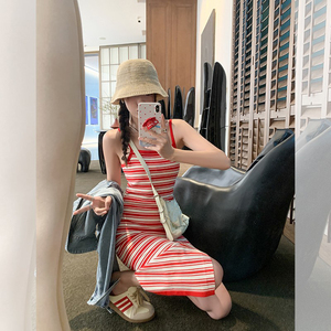 曾小咸 港女玩家 红色条纹显瘦吊带连衣裙女夏季新款开叉修身长裙