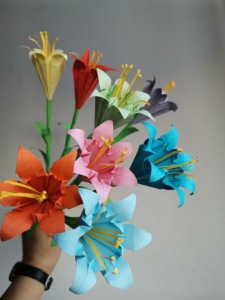 手工折纸百合花