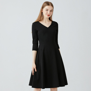 黑色赫本连衣裙2024春夏新款知性优雅长袖修身显瘦v领气质小黑裙