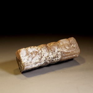 商代早期神人兽面纹方型玉勒子夏商高古玉土沁奶皮珠子老玉器真品