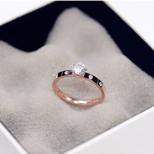 简约闪亮单钻求婚戒指女镀18K玫瑰金钛钢食指环戒子尾戒设计小众
