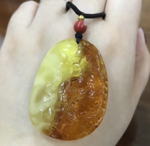 已售丶欣赏丶纯天然原矿琥珀蜜蜡金绞蜜妖孽半蜜半珀雕刻鱼牌吊坠