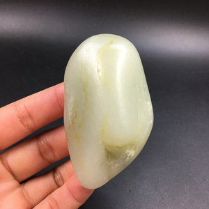 养心玉器 新疆和田玉籽料 白玉带翠色 手把件油膏料79g ys