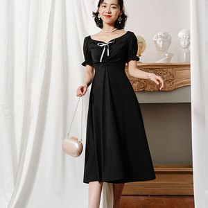 鸡心领黑色连衣裙