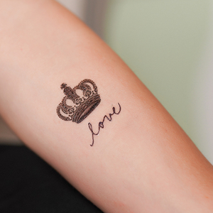 黑色英文皇冠纹身贴防水女持久情侣锁骨手臂欧美仿真国王皇后个性