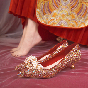 红色婚鞋新娘鞋主婚纱2024年新款法式高级感3cm低跟高跟鞋女尖头