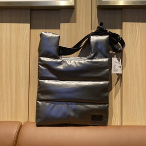 星巴克2021圣诞节炫酷银黑托特福袋单肩斜挎旅行包轻奢大容量羽绒