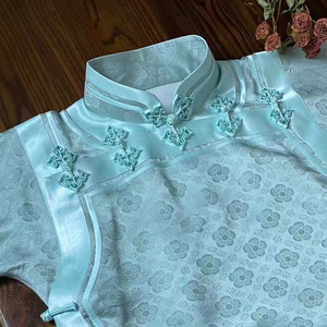 西溪子丨正绢梅花纹浅青灰一字襟如意扣宽包边平裁旗袍手工撬边