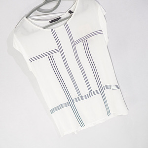 浅色条纹短袖女