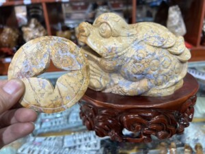 西藏丁青象牙玉金蟾玉雕