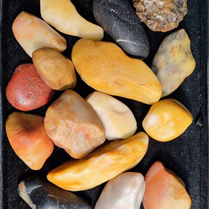 新疆观赏奇石乌尔禾金丝玉原石沙漠漆乌鸦皮地表料籽料