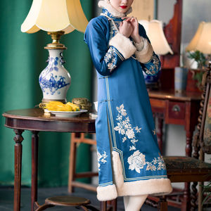 弄妆浅画丨2022春季新款丨绣花复古元宝领民国风毛领醋酸缎旗袍女