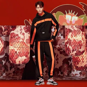 王嘉尔adidas裤子