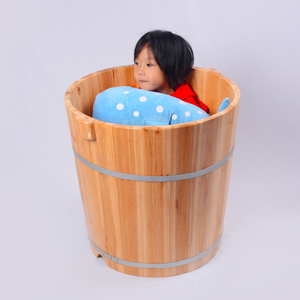儿童洗澡木桶圆形浴桶洗澡沐浴可坐家用泡澡桶加厚小孩沐浴桶保温