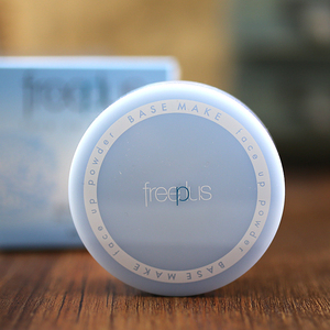 日本freeplus芙丽芳丝亮颜蜜粉8g散粉定妆粉控油含粉扑持久亮肤