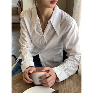 红人馆白色衬衫女春秋季设计感小众打底法式长袖衬衣内搭尖领上衣