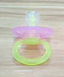 婴儿用品厂家透明双色扁头带防尘盖挡板婴儿液态硅胶安抚奶嘴