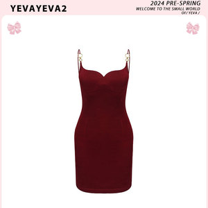 YEVA 于文文同款时尚简约吊带连衣裙女2024新款高级金属环包臀裙