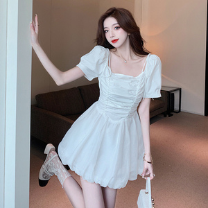 纯欲风吊带一字肩连衣裙女夏季别致设计感褶皱白色裙子蓬蓬花苞裙