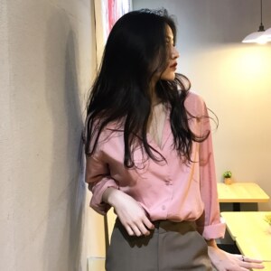 高级感女装时尚粉色衬衫甜美韩国配黑裤子的配白裤子的上衣萌小赵